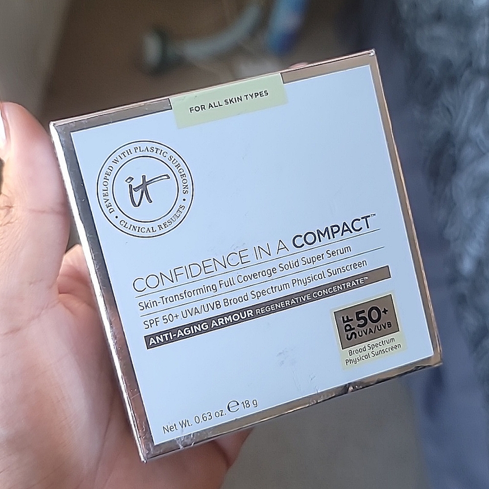 It Cosmetics Confidence in a compact Full Coverage Solid Super Serum Tan 50+ SPF